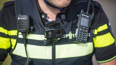 Agent met portofoon en andere communicatiemiddelen